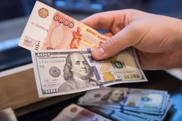 Доллар дороже 100 рублей: что будет с курсом к концу апреля