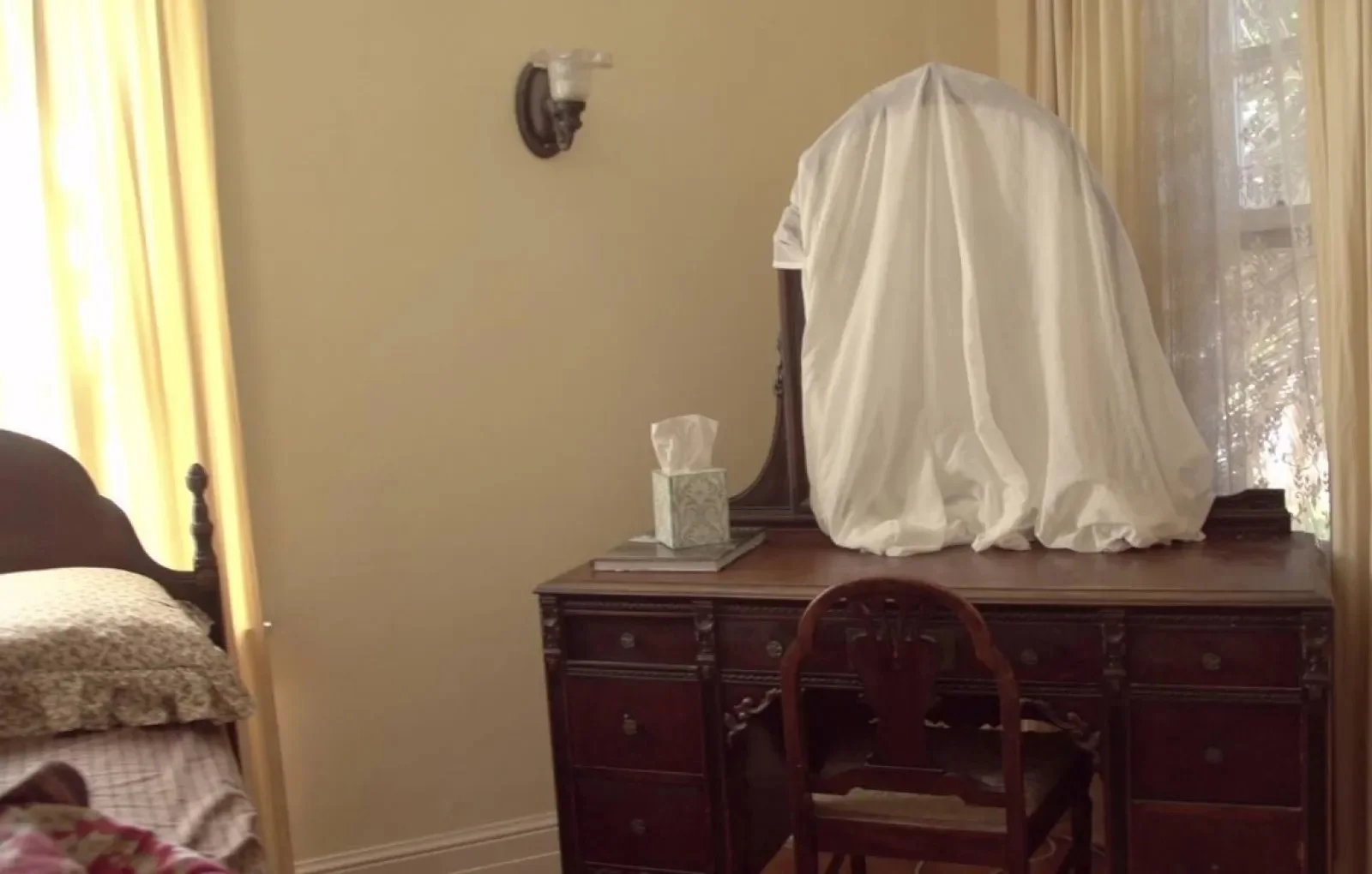 «Душа не заблудится»: Священник Смирнов о том, почему не нужно завешивать зеркала