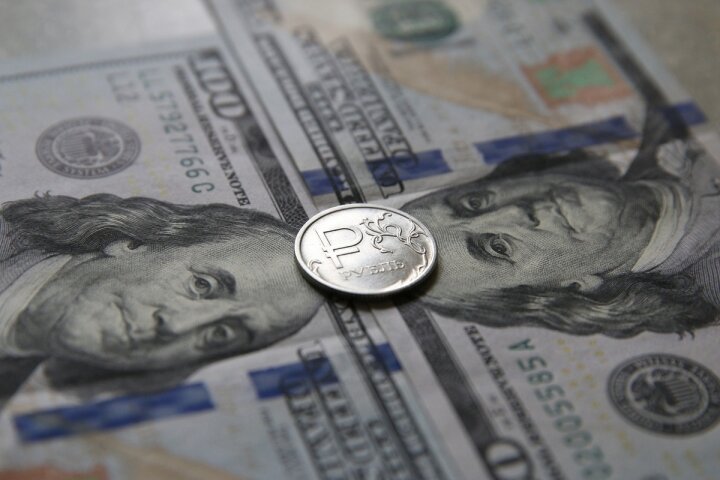 Россия собирается обрушить доллар и развалить мировую финансовую систему, пишут западные СМИ