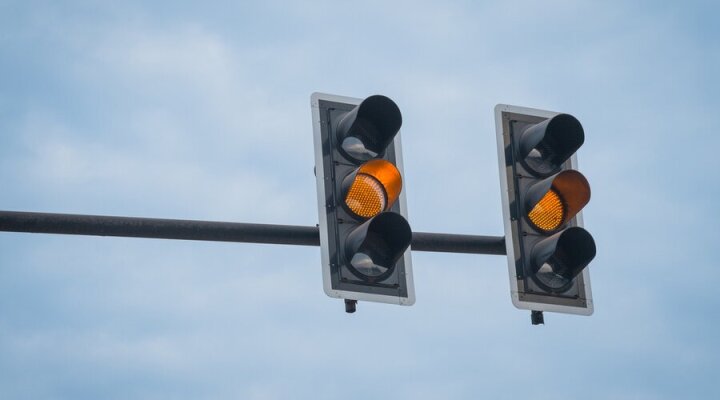 Штрафовать за проезд на желтый сигнал светофора — законно