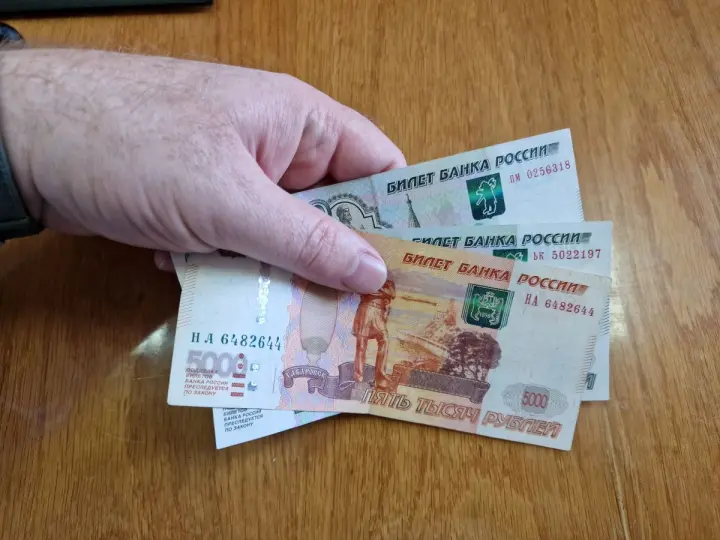 Рубль под угрозой: эксперты советуют покупать валюту