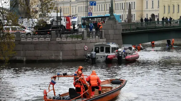 "Герои Мойки": Бастрыкин поручил наградить спасателей пассажиров утонувшего автобуса в Петербурге