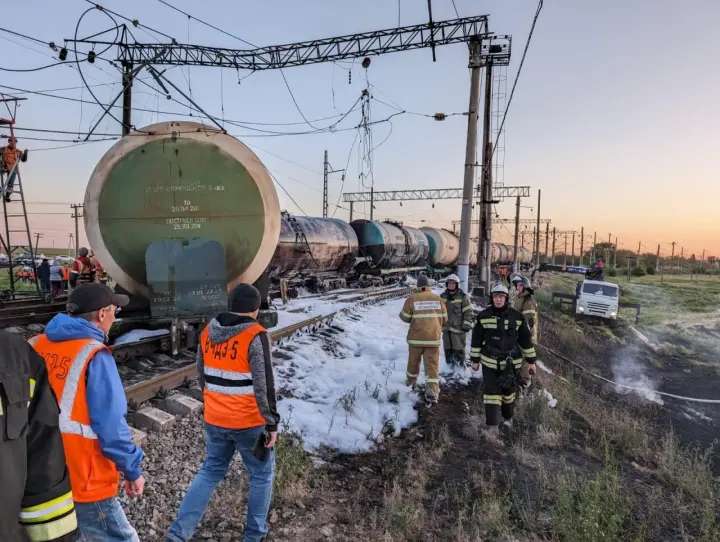 Чрезвычайное происшествие в Ростовской области: пожар после схода вагонов