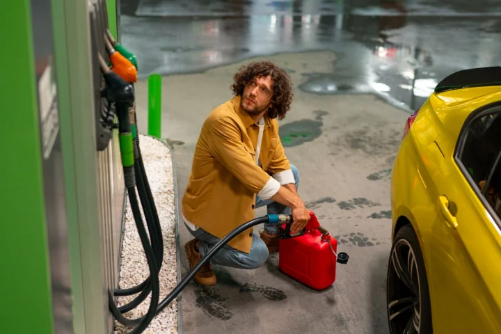 Бензиновый кризис в России: цены могут вырасти до 80 рублей за литр