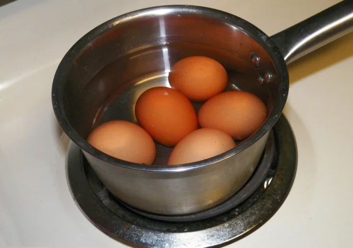 Повар раскрыла секрет, что добавлять в воду, чтобы яйца легко чистились
