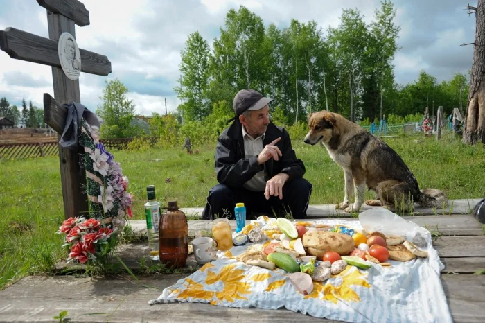 "Поминайте по-христиански": Кубанский священник объяснил, почему не стоит оставлять еду на кладбище