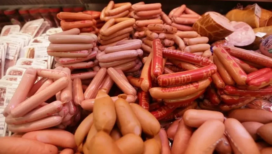 Опасные бактерии в колбасе и сосисках: Роспотребнадзор бьёт тревогу