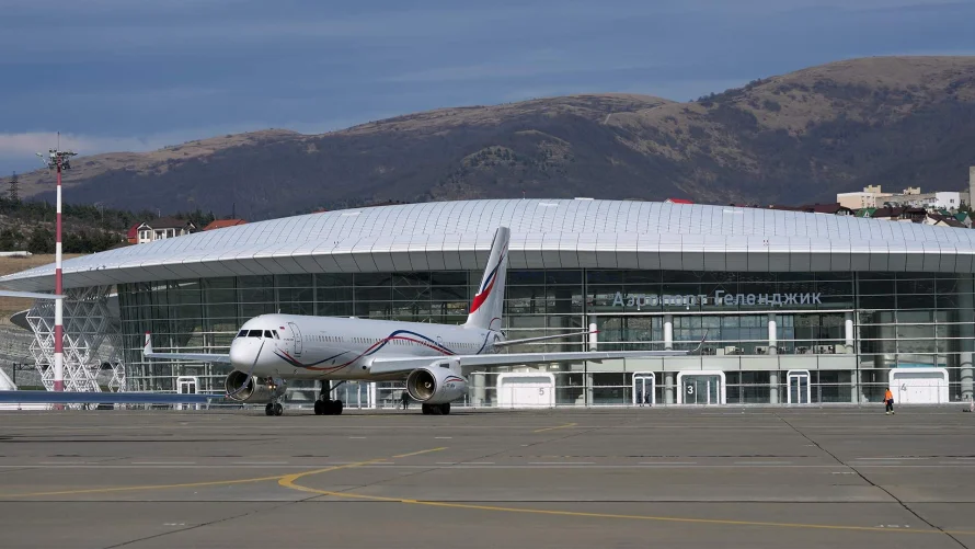 Аэропорт Геленджика снова открыт: туристы массово интересуются курортом