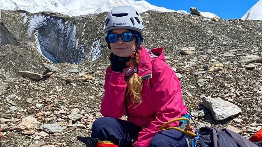 Сломанная нога и счет на миллионы: российская альпинистка десятый день ждет спасения на пике Победы