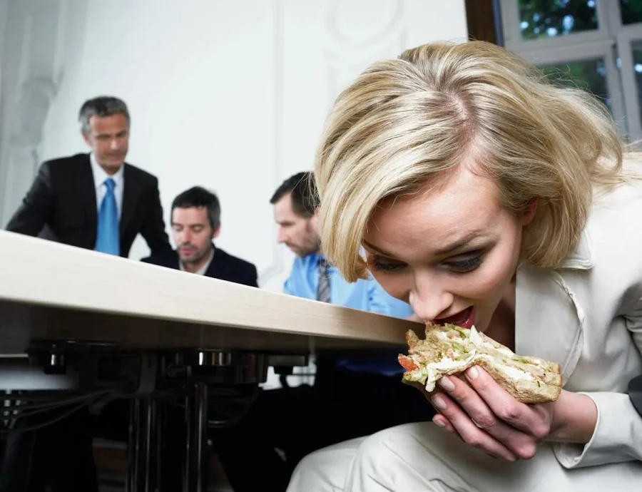 Работникам объяснили, грозит ли наказание за еду на рабочем месте