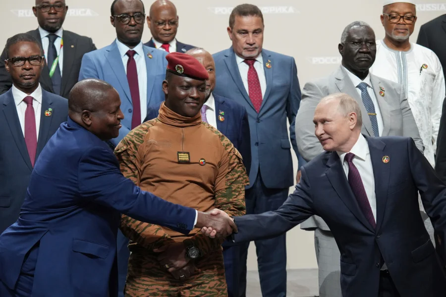 Париж теряет влияние: как Россия укрепляется в Африке и почему Макрон в ярости