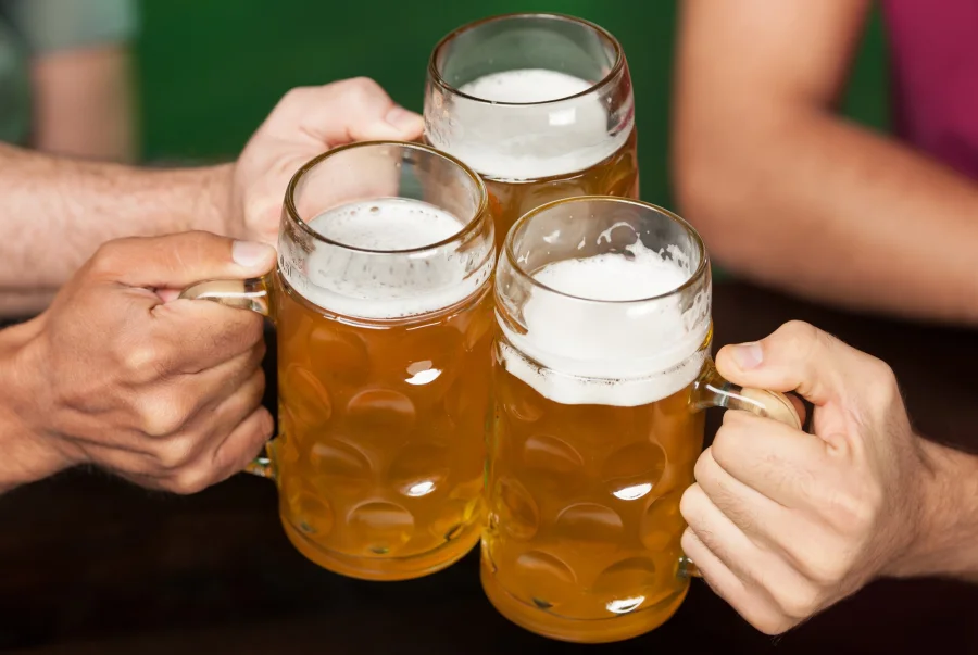 Жара ушла, цены остались: почему россияне стали реже покупать пиво