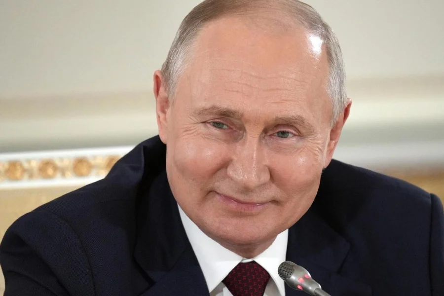 Как россияне относятся к президенту Владимиру Путину в конце 2025 года: что показывают опросы