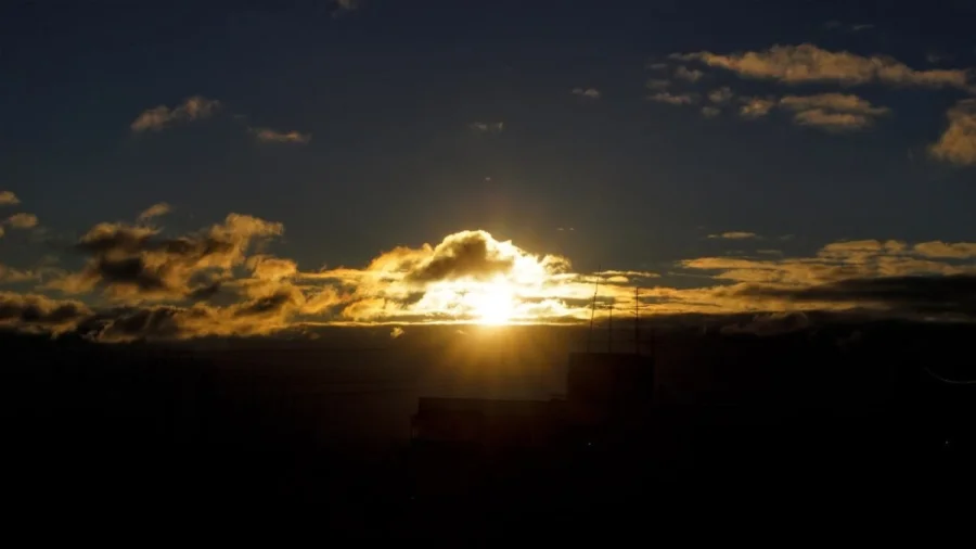 Магнитная буря 29 декабря 2025 года: 6-балльная магнитная буря накроет Россию, когда будет пик и как пережить опасный день