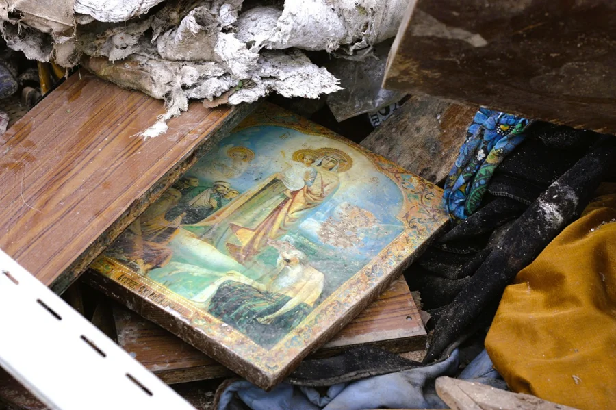 Не в реку, а в храм: в РПЦ объяснили, как правильно поступить с ветхой иконой