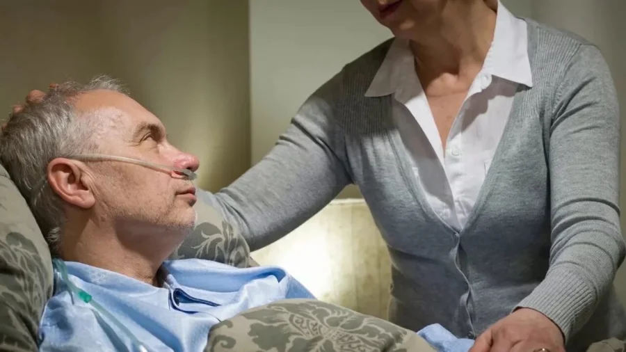 Минздрав предложил пускать родственников в больницы круглосуточно