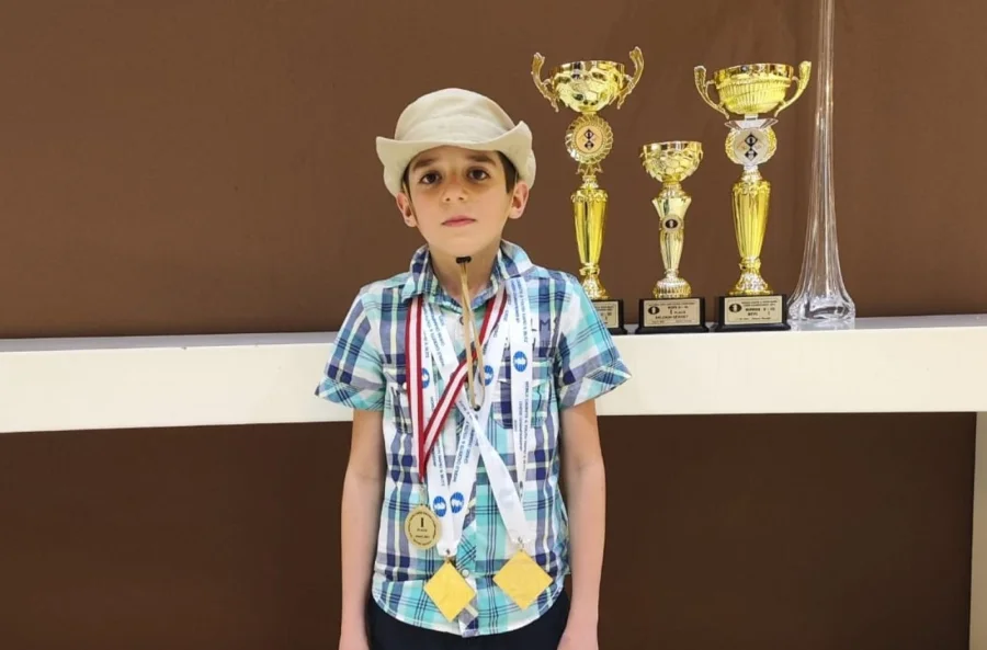 Российский школьник сенсационно обыграл чемпиона мира: 12-летний шахматист громко заявил о себе на ЧМ по блицу