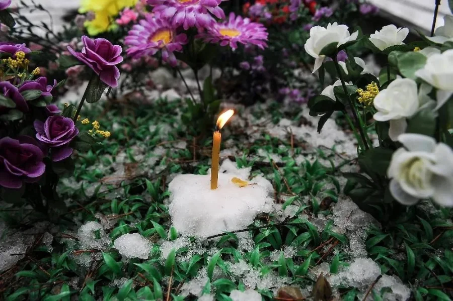 Без застолий и излишеств: РПЦ напомнила правила поведения на кладбище