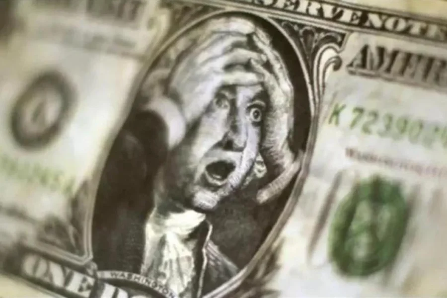 Закат гегемона: доля доллара в мировых резервах рухнула до минимума за 20 лет