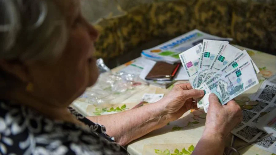 Пенсии работающих и неработающих россиян в 2026 году почти сравняются