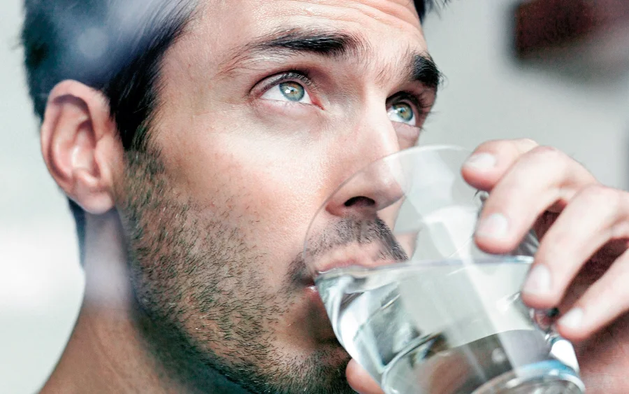 Вода не спасает от похмелья: учёные развеяли популярный миф