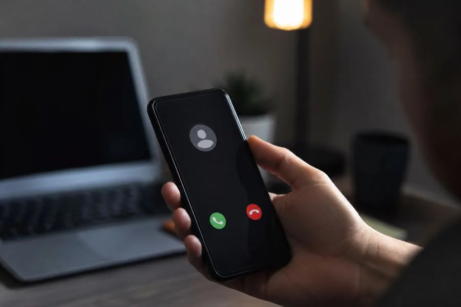 Алло, кто там? Зачем мошенники звонят и сразу бросают трубку