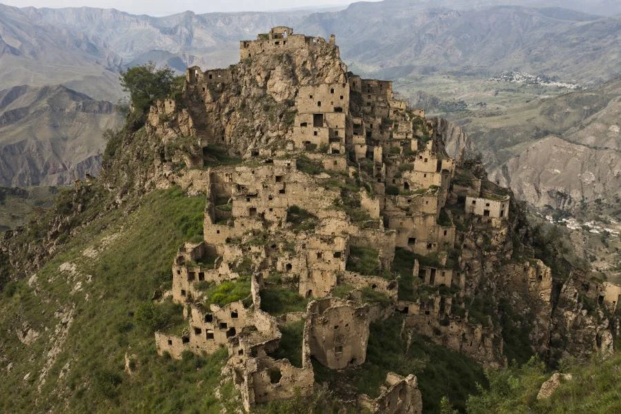Дагестанский Мачу-Пикчу: как заброшенный аул Гамсутль превратился в город-призрак на вершине скалы?