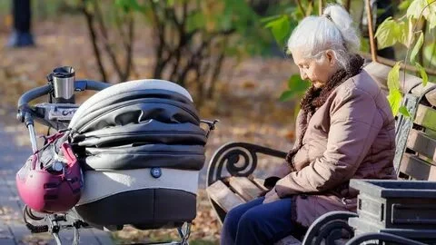 «Бабушкина зарплата»: в Госдуме предложили платить пенсионерам за уход за внуками
