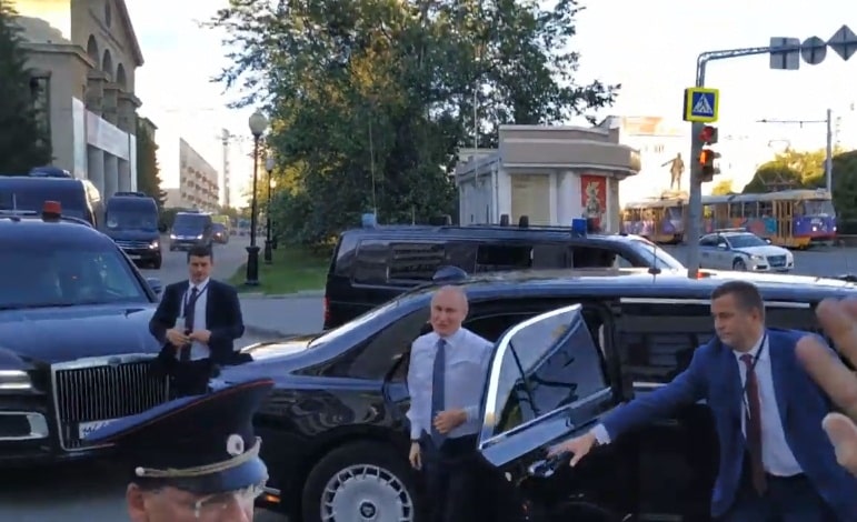 В Екатеринбурге девушка бросилась под кортеж Путина, заставив президента остановиться (ВИДЕО)