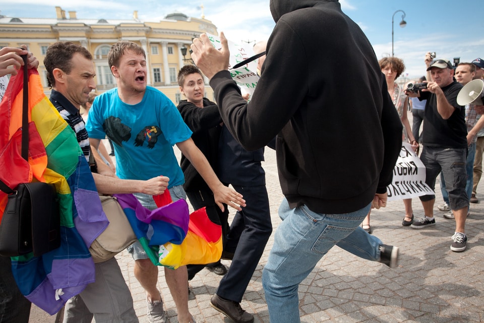 Отношение к ЛГБТ в России: данные опроса, отношение к геям в других странах