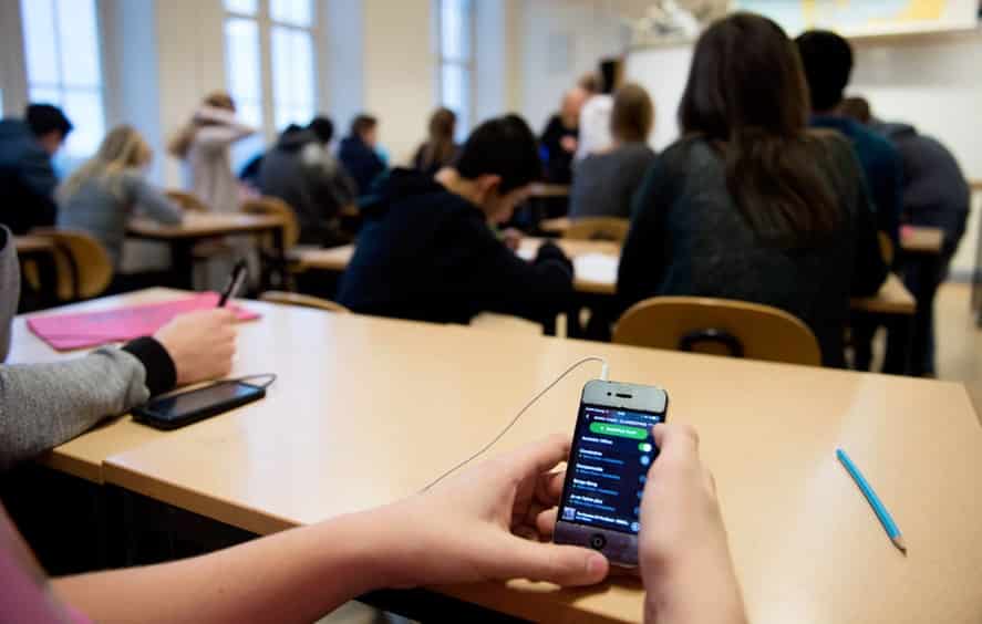 В России хотят запретить мобильные телефоны в школах