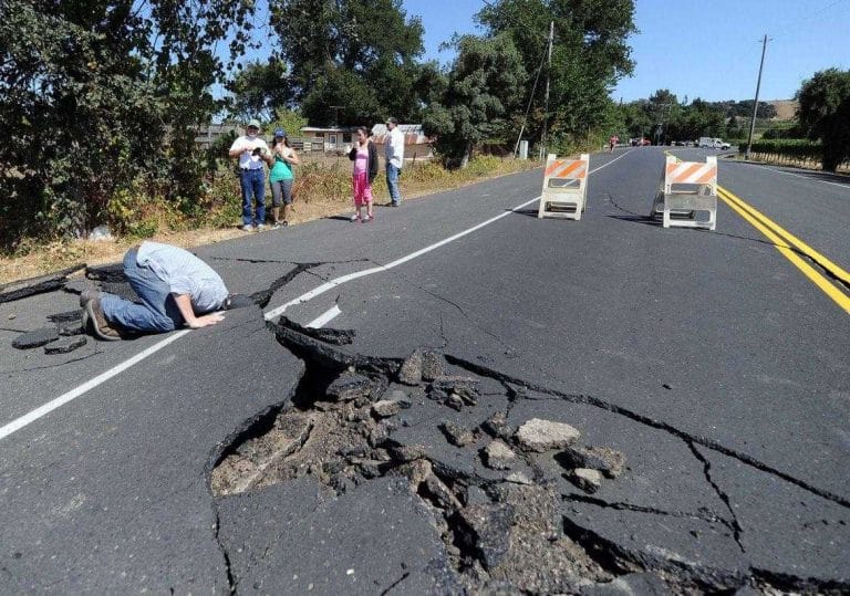 Фото страшного разлома после землетрясения в Калифорнии в июле 2019