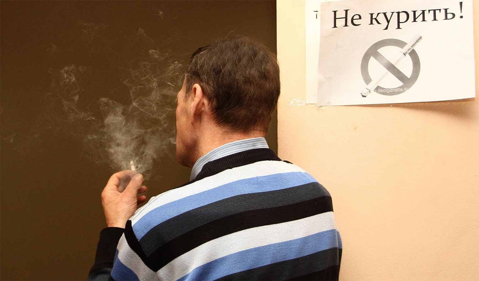 Курящим на работе могут снизить зарплату: новая инициатива Минздрава РФ