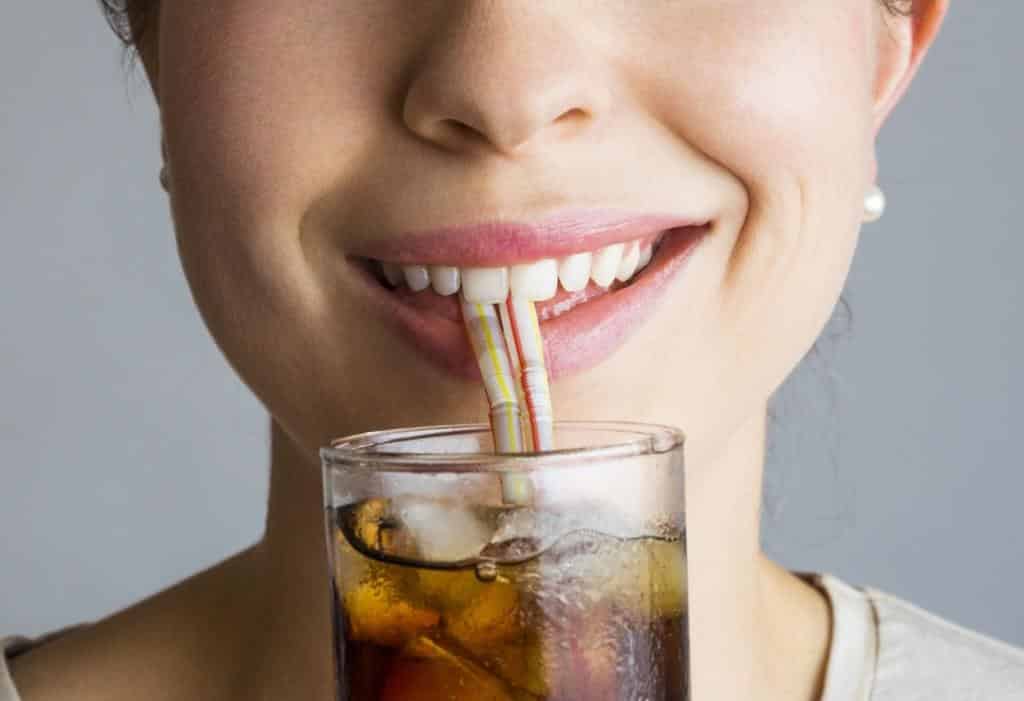 Газированная вода: вредно ли её пить, как влияет на зубную эмаль