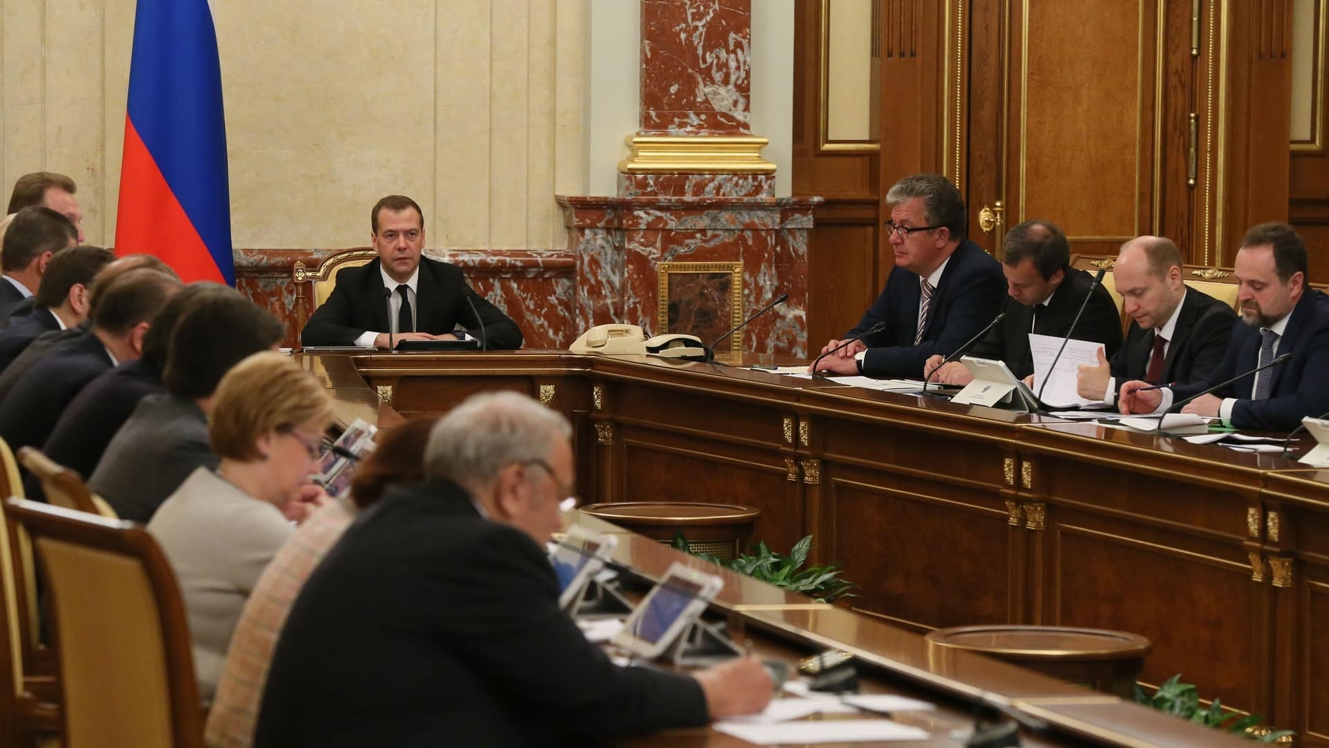 Сколько получают министры в месяц: от чего зависит зарплата государственных чиновников в России