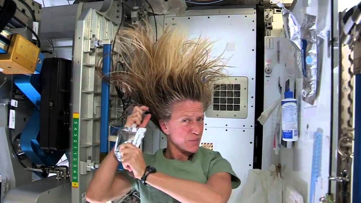 Космонавты МКС жалуются на отсутствие душа: как принимают душ в космосе