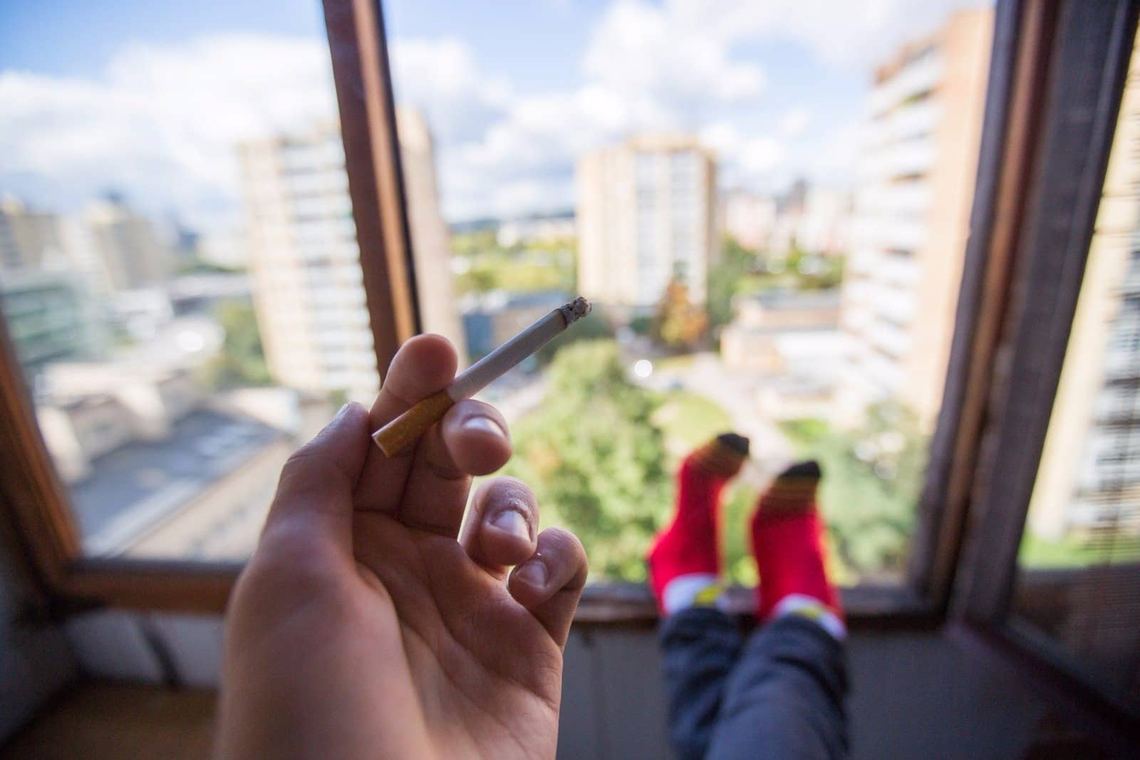 Штраф за курение на балконе: в России наказан первый балконный курильщик