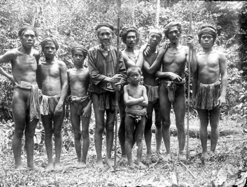 Удивительное племя кубу: замуж в 10 лет, охотники и атеисты, стареющие в 20 лет