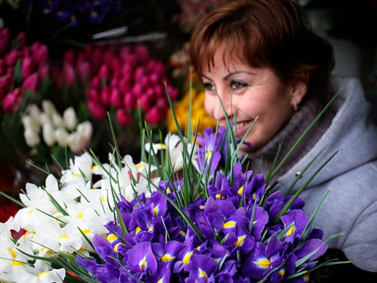 Какие цветы дарить на 8 Марта 2020: жене, коллегам, маме
