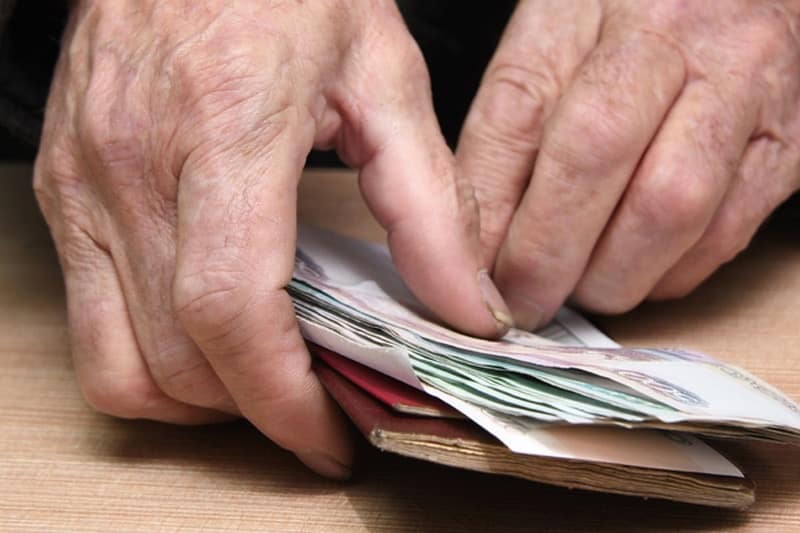 Возраст для начисления надбавки к пенсии по старости хотят изменить в России