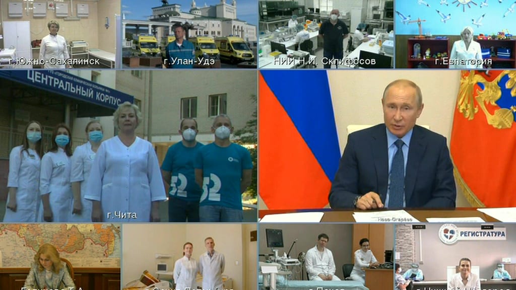 По инициативе Владимира Путина надбавки медикам будут продлены в 2020