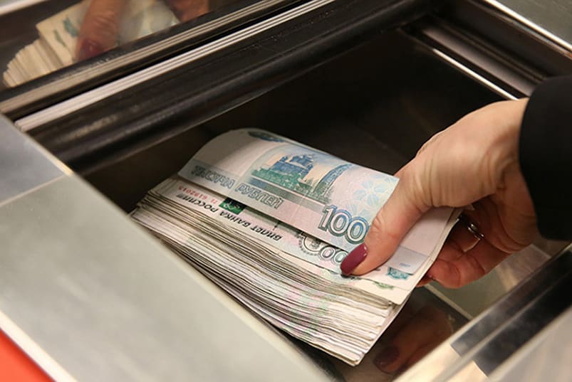 Сложности с депозитами и вторая волна коронавируса провоцируют россиян закрывать банковские вклады