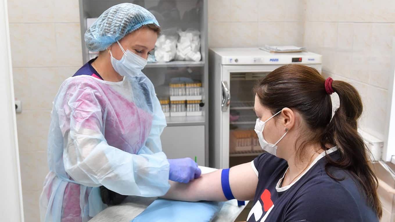Более чем у четверти россиян есть иммунитет к коронавирусу, сообщили в Роспотребнадзоре