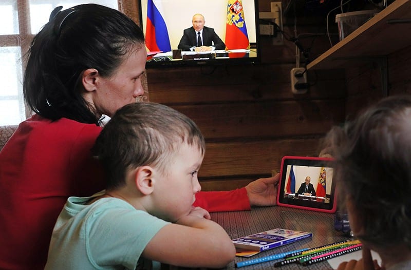Российские семьи ждут информации от Путина о пособиях в августе 2020