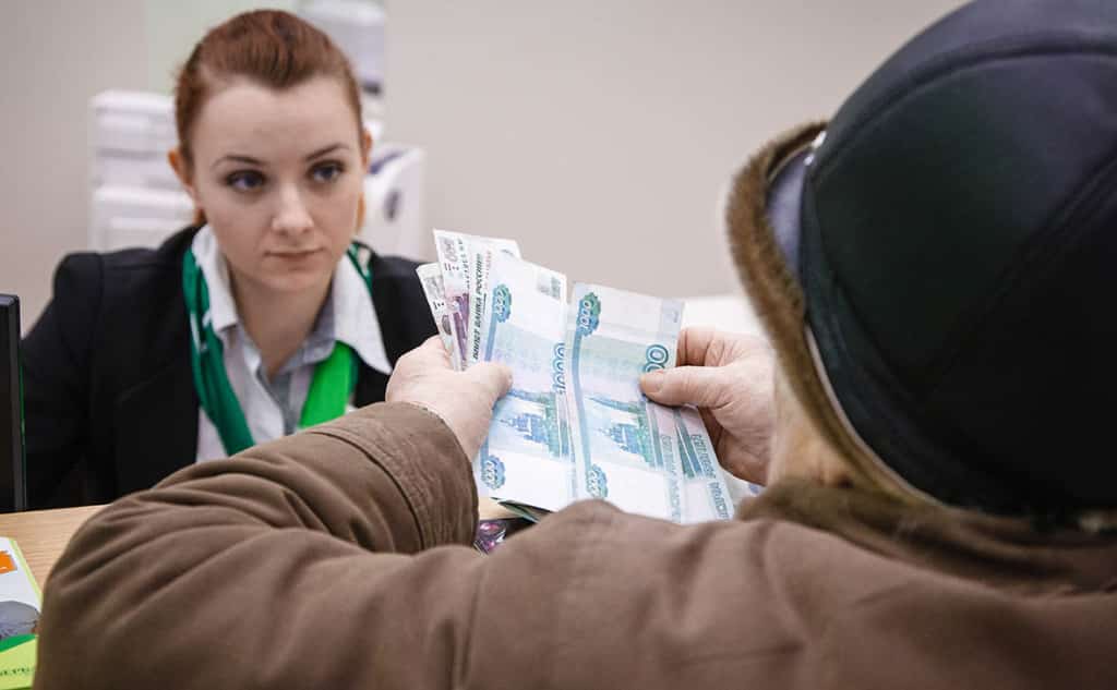 Россияне стали закрывать банковские счета из-за закона о налоге на вклады