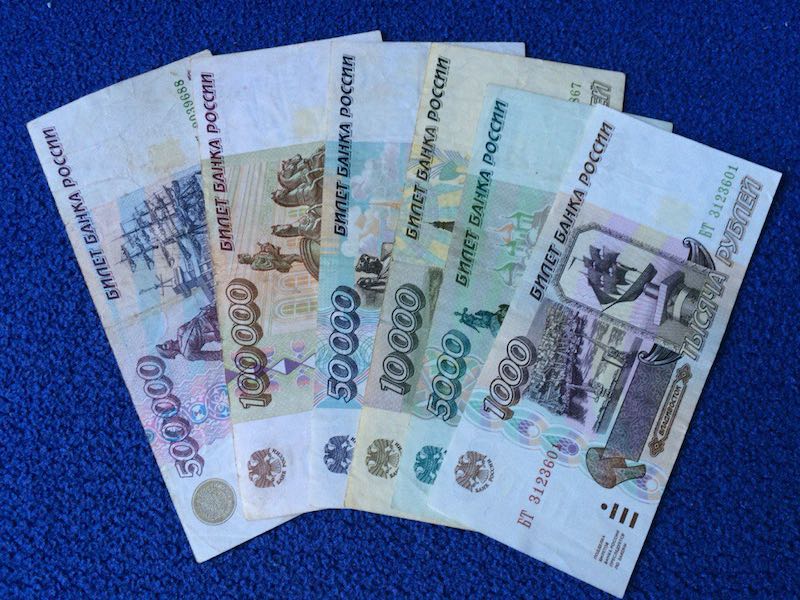 О возможной девальвации рубля заговорили эксперты
