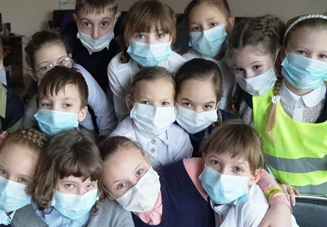 Нужно ли носить маски детям во время эпидемии коронавируса, рассказали в Роспотребнадзоре