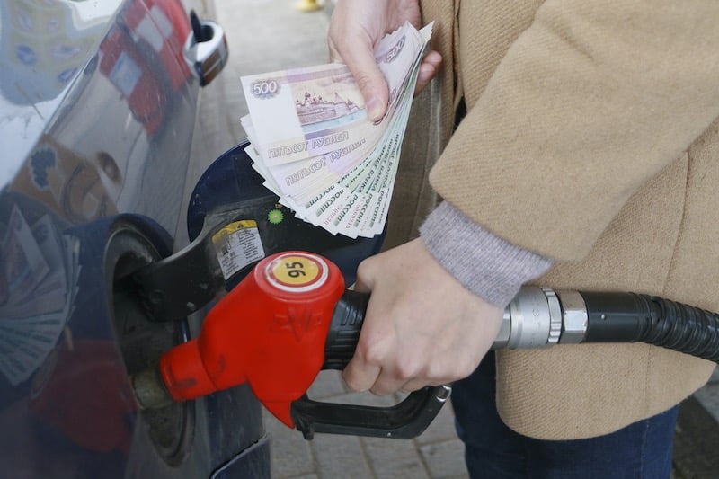 Рост цен на бензин может стать следствием отмены транспортного налога, считают эксперты