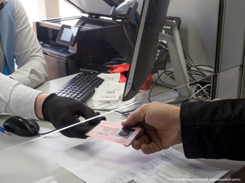 Авансовый налог, ID-карты, дактилоскопия: что изменится в жизни трудовых мигрантов