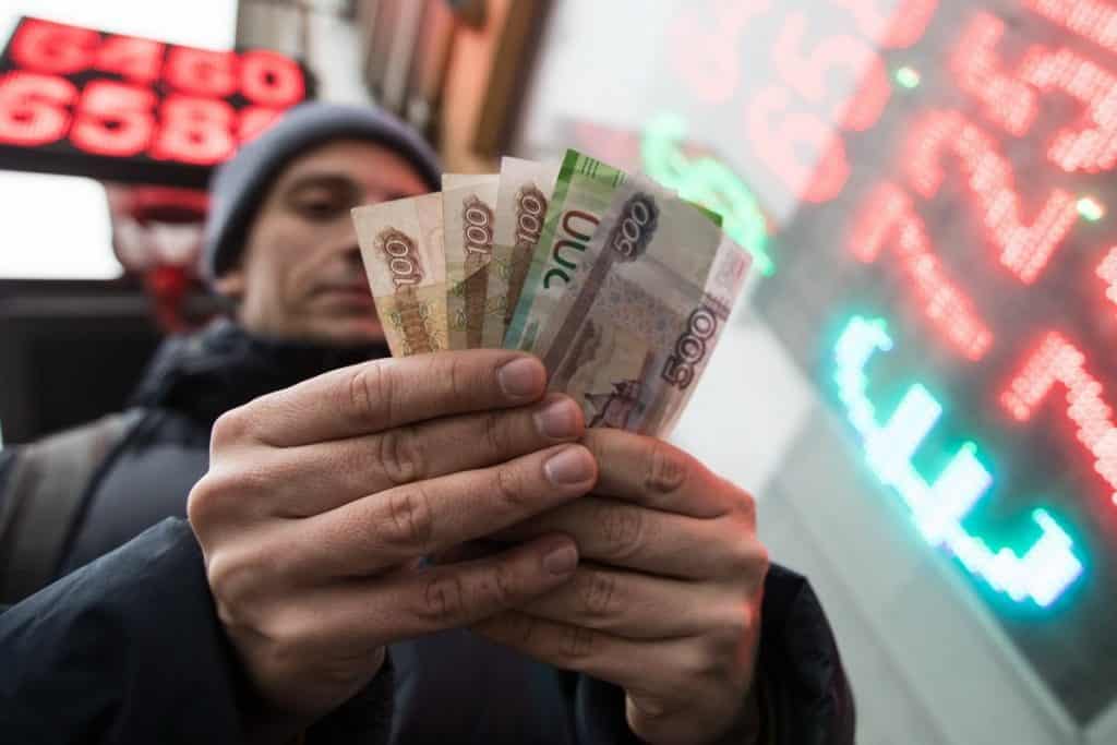 Сильное ослабление рубля привело к появлению слухов о его девальвации